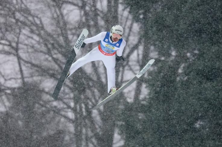 Anže Lanišek je v zahtevnih razmerah v Oberstdorfu lovil metre za slovensko ekipo, ki jo je pred tem močno pretresel zaplet s Prevčevimi smučmi. | Foto: Reuters