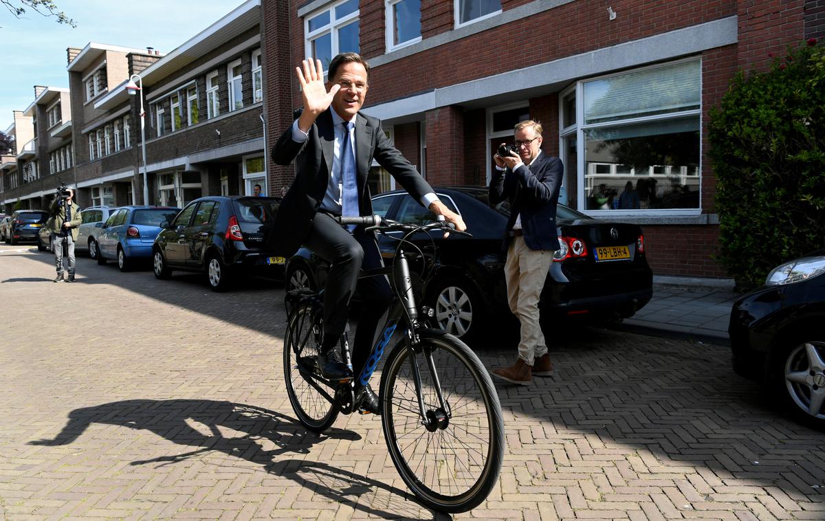 Mark Rutte | Primer kolesarja je tudi nizozemski premier Mark Rutte. Po njegovih besedah sicer dolgo ni kolesaril, v zadnjih dveh letih pa se s kolesom ob lepem vremenu redno pelje v službo. | Foto Reuters