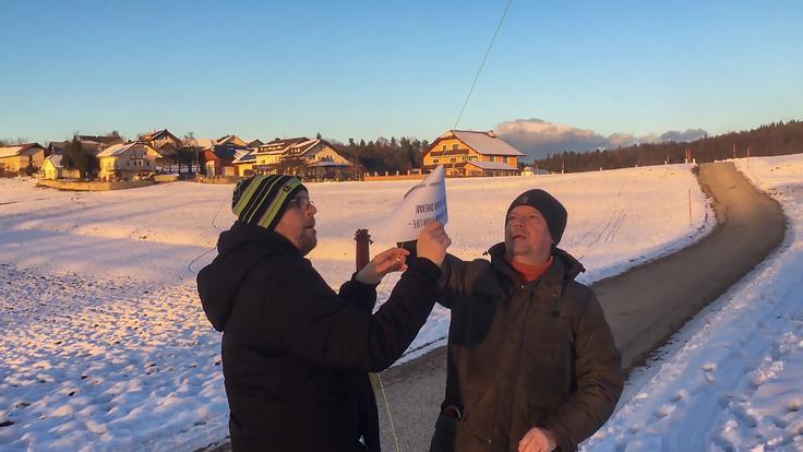 Janez Vizjak in Gregor Mramor pošiljata sporočilo upanja v nebo nad zasneženimi Pancami pri Ljubljani. | Foto: Saša Iskrić