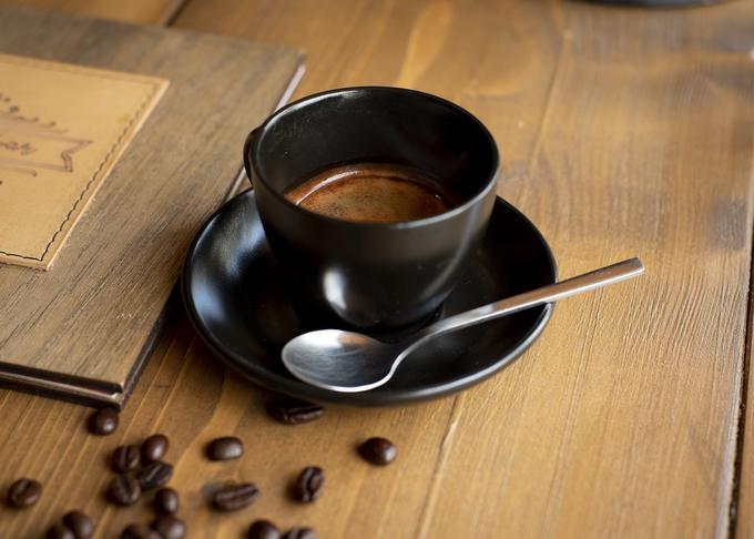Študija britanskih znanstvenikov je pokazala, da zaužitje močne kave takoj po prebujanju lahko vpliva na odziv telesa na glukozo oziroma sladkorja. | Foto: Pixabay
