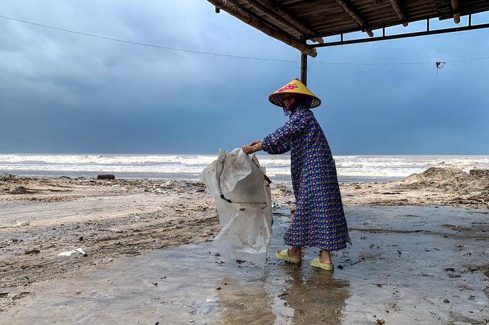 Vietnam, tajfun | Po podatkih ministrstva za kmetijstvo je v prvih sedmih mesecih leta v Vietnamu zaradi naravnih nesreč umrlo ali je pogrešanih več kot 100 ljudi. | Foto Reuters