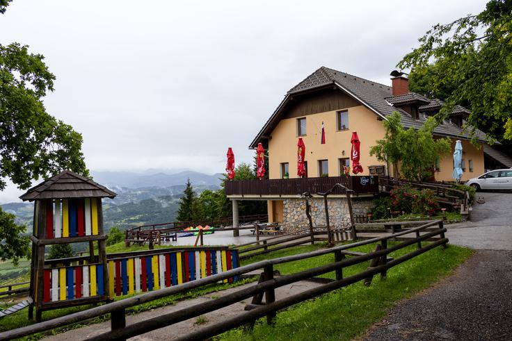 Planinski dom Ušte - Žerenk ima igrala za otroke. Do doma se lahko tudi pripeljemo, sicer pa je hoje iz Moravč za eno uro. | Foto: Matej Podgoršek