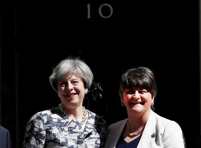 Mayeva in Fosterjeva sta ženski, ki imata za zdaj v rokah škarje in platno v Veliki Britaniji. | Foto: Reuters