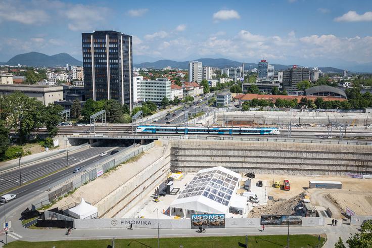 Kmalu naj bi iz gradbene jame na križišču Trga OF in Dunajske ceste začel rasti južni del kompleksa Emonika. | Foto: Bojan Puhek