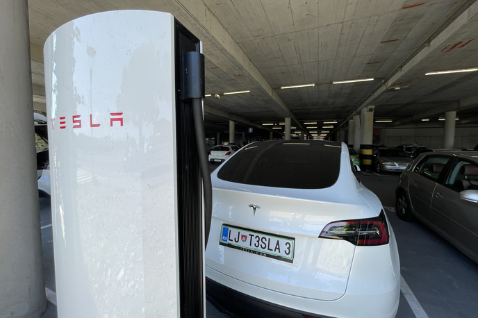Tesla polnilnice polnilnica | Najnovejša generacija Teslinih polnilnic v Kopru.  | Foto Gregor Pavšič