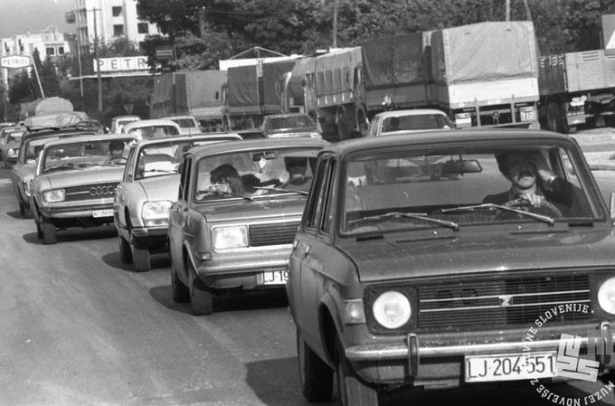 Tudi leta 1991 so kljub veliko manjšemu številu avtomobilov že poznali zastoje. (Foto: Nace Bizilj, hrani: Muzej novejše zgodovine Slovenije.) | Foto: Muzej novejše zgodovine Slovenije