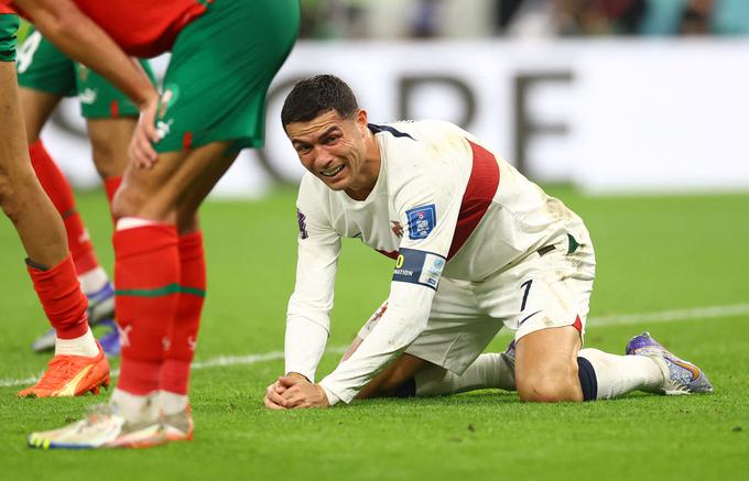 Cristiano Ronaldo je svetovno prvenstvo začel z zadetkom proti Gani (in svetovnim rekordom, saj je postal prvi nogometaš, ki je zadel v polno na petih zaporednih SP), končal pa ga je v solzah po izpadu v četrtfinalu proti Maroku. | Foto: Reuters