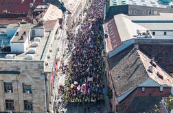 Desettisoči proti Srbiji: v državi zaradi bombnih groženj ustavili železniški promet