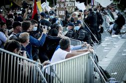 Vroče pred parlamentom: protestniki nad ograjo #foto #video