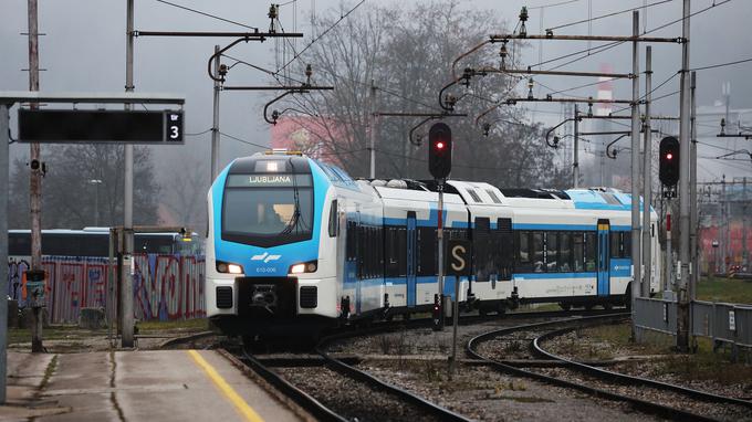 Konec lanskega leta so po slovenskih tirih zapeljali tudi novi Stadlerjevi potniški vlaki. | Foto: STA ,