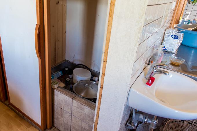 Znajti se je treba. Ker na Češki koči hladilnika in zamrzovalnika nimajo, si pomagajo z mrzlo vodo, shranjeno v vgradnem koritu za drsnimi vrati omare. | Foto: Klemen Korenjak