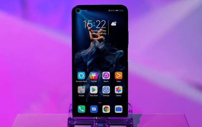 Ena od prvih žrtev ameriške blokade trgovanja s Huaweiem sta bila pametna telefona Honor 20 in Honor 20 Pro. Honor, Huaweieva hčerinska družba, ju namreč še vedno ni začel prodajati, pa čeprav sta od predstavitve minila že skoraj dva meseca.  | Foto: Reuters