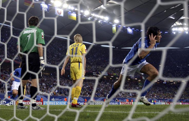 Italija je v četrtfinalu zlahka s 3:0 odpravila Ukrajino, z dvema zadetkoma je zablestel visoki napadalec Luca Toni. | Foto: Guliverimage/Getty Images