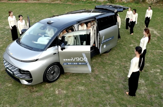 Nov svetovni rekord: kitajski enoprostorec sprejel 42 ljudi #video