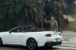 Voznik kabrioleta pešcu nonšalantno zaprl pot: poglejte, kako mu je vrnil #video