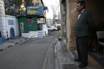 Z e-cigareto v roki na drugačno pot kot Ciper