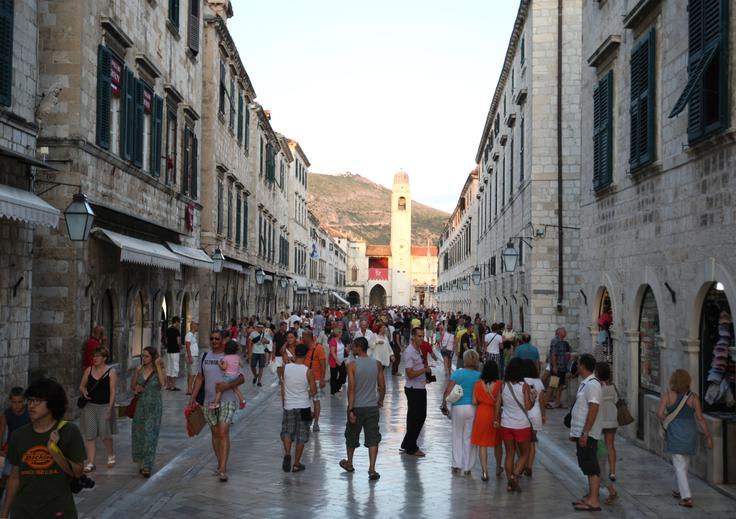 Stradun, osrednja ulica starega mestnega jedra Dubrovnika | Foto: Bojan Puhek