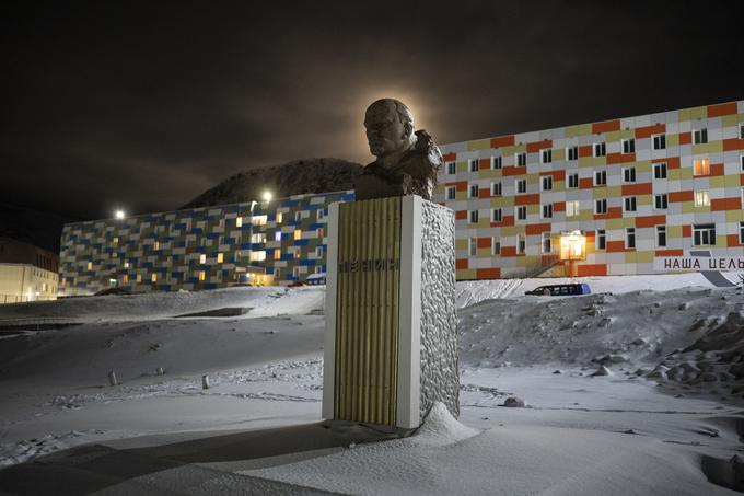 V kraju Barentsburg živi 350 ljudi. Naselje je na norveškem ozemlju, a je v lasti ruske rudarske družbe. Na fotografiji je Leninov kip, v ozadju so stanovanjski objekti, v katerem živi rusko prebivalstvo. | Foto: Guliverimage