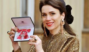Lara Bohinc s priznanjem kraljice Elizabete II