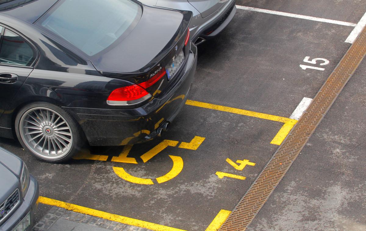 Parkirišče za invalide | Ko bo vlada potrdila novi zakon o pravilih cestnega prometa, se bodo kazni za nepravilno parkiranje na mestih za invalide zvišale z 80 na 120 evrov. | Foto STA