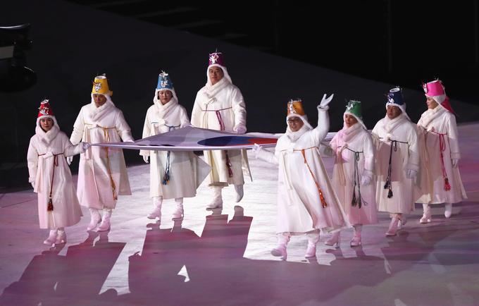 Južnokorejsko zastavo je na štadion ob bučnem aplavzu prineslo osem znanih domačih športnikov, ki so na poletnih in zimskih olimpijskih igrah poskrbeli za odmevne uspehe. | Foto: Guliverimage/Getty Images