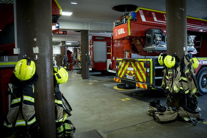 Operativni minimum je, da mora biti podnevi in ponoči na razpolago ves čas 24 gasilcev, v izmeni pa jih je sicer naenkrat 32.  | Foto: Ana Kovač