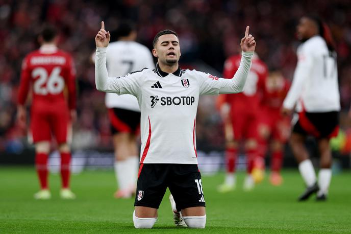 Andreas Pereira | Andreas Pereira je v 11. minuti utišal Anfield in popeljal Fulham na gostovanju pri Liverpoolu v vodstvo, šest minut pozneje pa je bil pri rdečih izključen Andy Robertson. | Foto Reuters