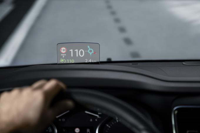 Jumpy bo premierno v segmentu razvajal tudi s prikazovanjem informacij na prosojno steklo na vrhu armaturne plošče. | Foto: Citroën