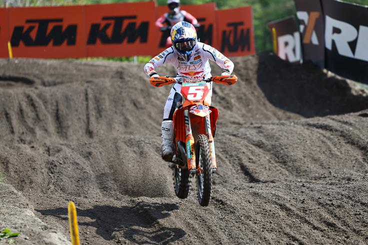 Z rdečo številko vodilnega v prvenstvu MXGP nastopa Timov dober prijatelj Lucas Coenen. | Foto: Guliverimage