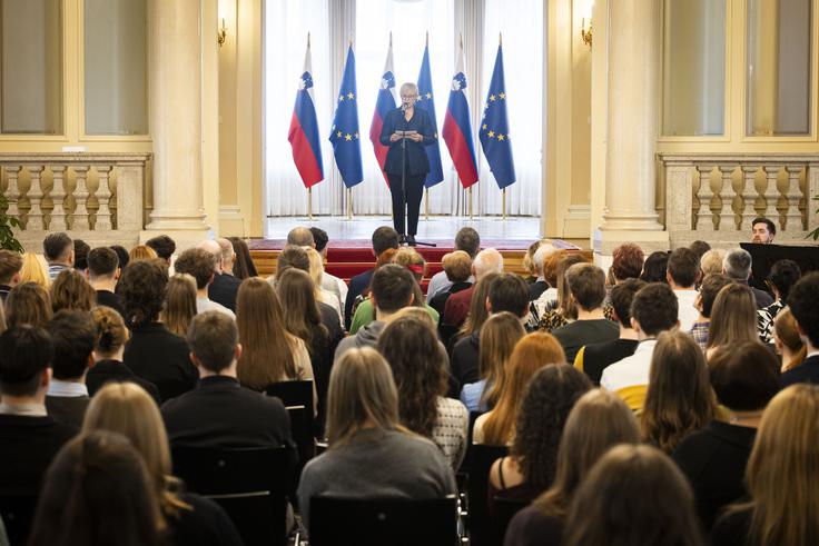 Slavnostnega dogodka so se poleg dijakov Dijaškega doma Ivana Cankarja udeležili tudi dijakinje in dijaki Gimnazije Ravne na Koroškem, s katerimi je Pirc Musar po zaključeni slovesnosti nadaljevala pogovor o državljanski vzgoji in družbeni angažiranosti. | Foto: Bojan Puhek