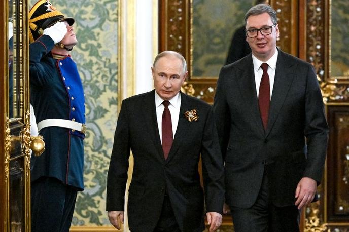 Vladimir Putin, Aleksandar Vučić | Zaradi Vučićevega obiska v Moskvi je politična skupina socialistov in demokratov (S&D) v Evropskem parlamentu pozvala visoko zunanjepolitično predstavnico EU Kajo Kallas, evropsko komisarko za širitev Marto Kos ter predsednico Evropske komisije Ursulo von der Leyen k ukrepanju. | Foto STA