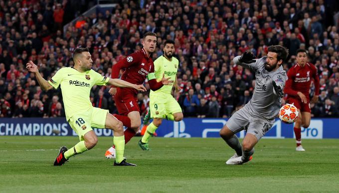 Na Anfieldu je zbral pet veličastnih obramb proti Barceloni. Tako je ustavil nevaren strel Jordija Albe. | Foto: Reuters