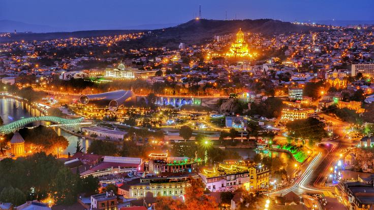 V Tbilisiju, ki je zvečer poln očarljivih barv, to velja zlasti za njegovo staro mestno središče, živi več kot polovica vseh prebivalcev Gruzije.  | Foto: Guliverimage