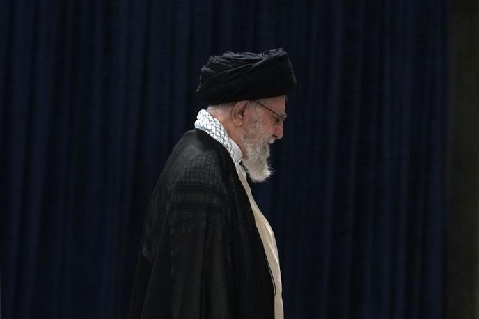 Ali Hamenej | Iranski vrhovni voditelj je dejal, da se je izraelski "sionistični režim skoraj zrušil pod težo iranskih napadov". Kritike je sicer namenil zlasti ZDA, ki da so se neposredno vključile v vojno zaradi prepričanja, da bi se v nasprotnem primeru zgodilo popolno uničenje Izraela. | Foto Guliverimage
