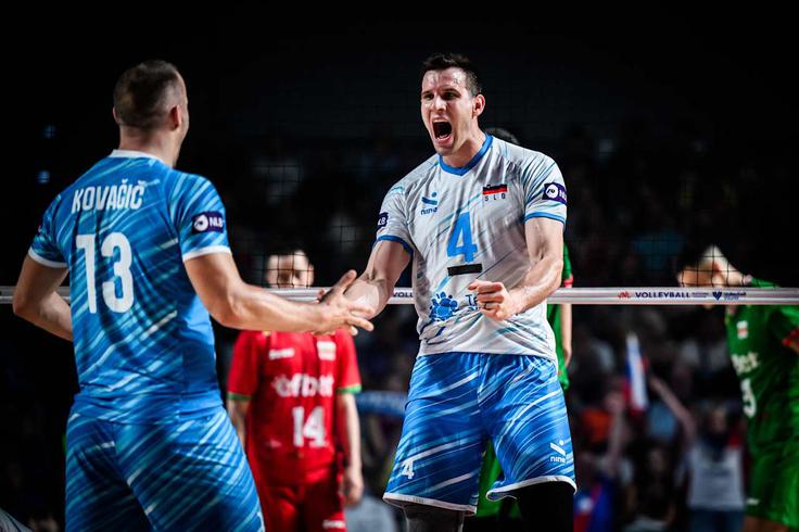 Veselje Slovenije po dobljenem prvem nizu. | Foto: VolleyballWorld