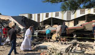 Zrušila se je streha cerkve, pod ruševinami ujeti tudi otroci #video