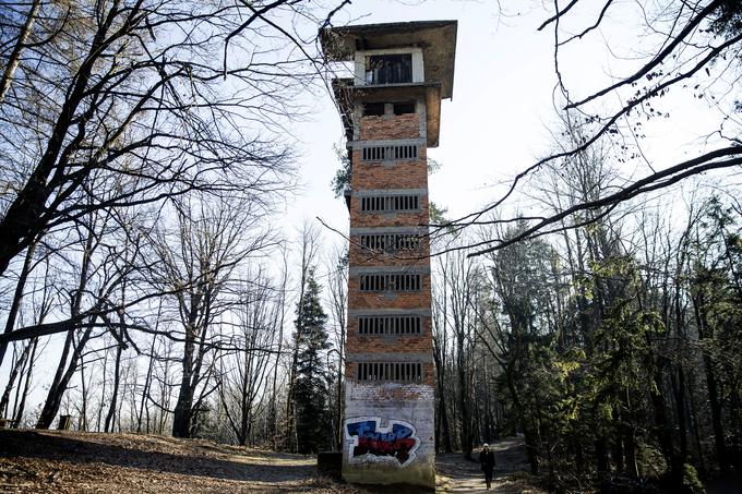 Do danes je od nekdanje mestne skakalnice v Šiški ostal je zapuščen opečnato-betonski stolp s stopnicami v notranjosti. | Foto: Ana Kovač