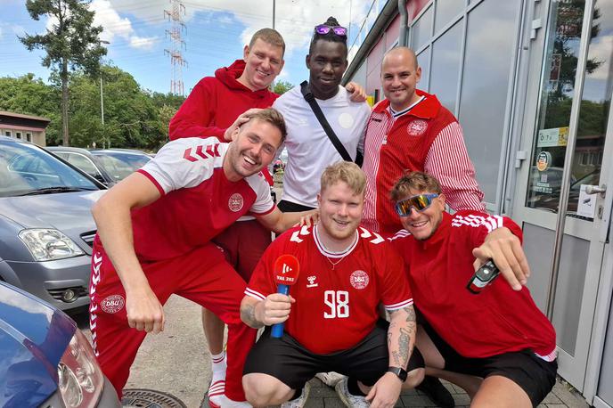 Danska Slovenija Navijači | V Nemčiji smo nekaj sto kilometrov pred Stuttgartom srečali simpatično skupino danskih navijačev. | Foto R. P.
