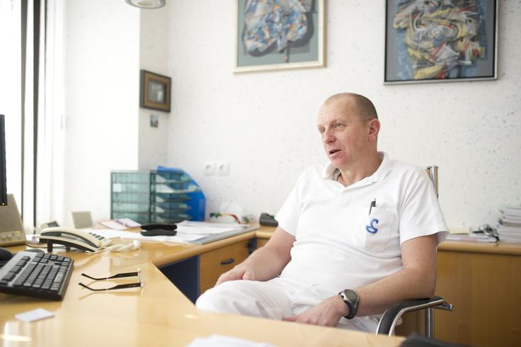 Pozimi se v pisarnah pogosto pojavi presuh zrak, ki draži sluznico dihal in oči, opozarja prof. dr. Matjaž Fležar, pulmolog s Klinike Golnik. Težava ni v delu za zasloni, temveč v neustrezno nastavljenem prezračevanju, ki ne zagotavlja dovolj zunanjega zraka in primerne vlažnosti. | Foto: Robert Zabukovec