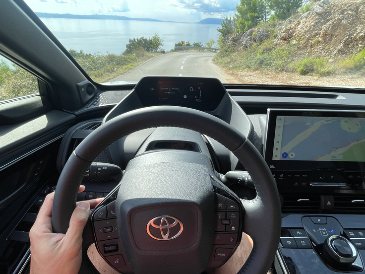Toyota je že v samem začetku izdelala namensko električno platformo in se ni odločila zgolj za predelavo obstoječih modelov s klasičnimi motorji.  | Foto: Gregor Pavšič