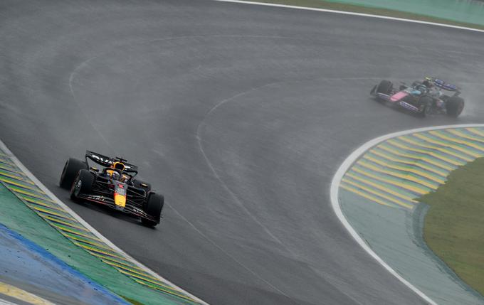 Max Verstappen bo na štartni vrsti precej v ozadju. | Foto: Reuters