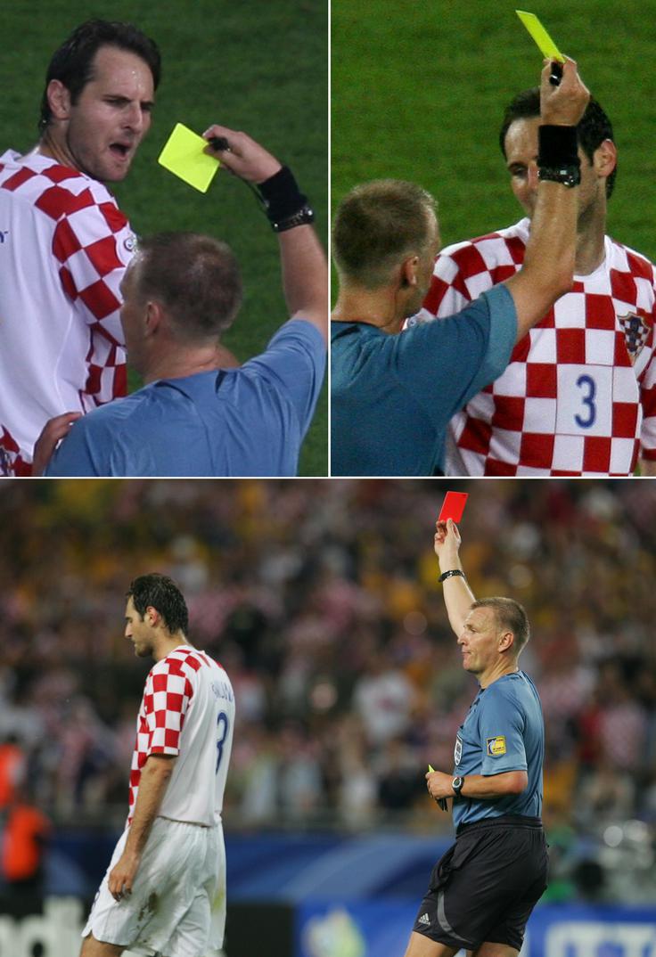 Graham Poll je leta 2006 zaradi treh rumenih kartonov, ki jih je pokazal Šimuniću, postal tarča javnega posmeha. | Foto: Reuters