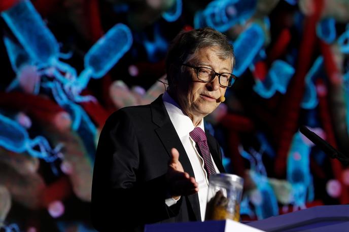 Bill Gates | Bill Gates kaže na posodo, v kateri so človeški iztrebki. Poslušalcem svojega nastopa ga je predstavil kot "posebnega gosta". | Foto Reuters