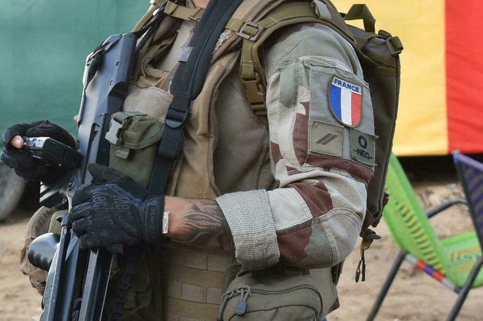 francoski vojak | Francoske sile so v Maliju prvič posredovale leta 2013, vendar so nesporazumi s Francijo po državnem udaru leta 2020 vojaško hunto v Maliju pripeljali do drugih zaveznikov, kot je denimo ruska paravojaška skupina Wagner. | Foto Twitter