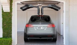 Tesla pripravlja cenejšega električnega športnika, že letos tudi električni SUV