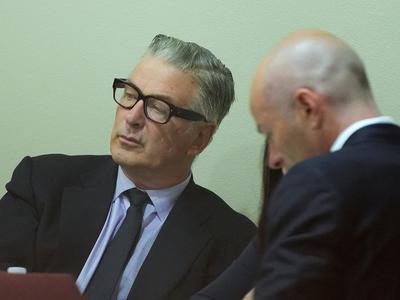 Saga s streljanjem se nadaljuje: Alec Baldwin toži tožilce in preiskovalce