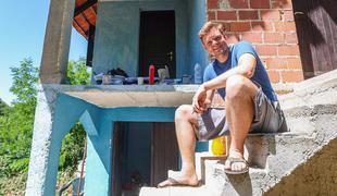 Američan Justus Reid na Hrvaškem že štiri mesece gradi hišo: poglejte, kaj vse je že nadgradil