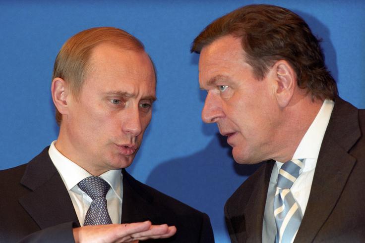 Gerhard Schröder je navezal tesne stike z Vladimirjem Putinom že v času, ko je bil nemški kancler. Nekaj dni pred ruskim napadom na Ukrajino je Schröder Ukrajini očital, da rožlja z orožjem. Nemški mediji zadnje čase omenjajo možnost, da bo tudi Schröder tarča zahodnih sankcij. Omenja pa se tudi možnost njegove izključitve iz stranke SPD. Po ruskem napadu na Ukrajino se je Schröder na družbenem omrežju LinkedIn zavzel za čimprejšnji konec spopadov, pri čemer je odgovornost za konec spopadov na strani ruske vlade. Je pa Schröder proti pretrganju diplomatskih stikov z Rusijo. | Foto: Guliverimage/Vladimir Fedorenko
