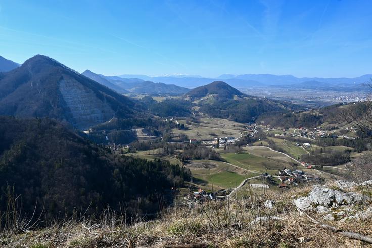 Pogled z razgledišča na zahodnem robu grebena Velikega Slomnika | Foto: Matej Podgoršek