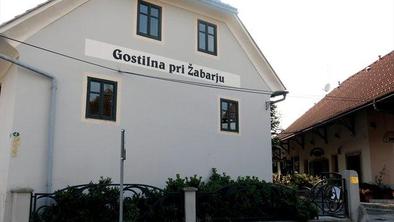 Gostilna pri Žabarju: biftek pod kostanji